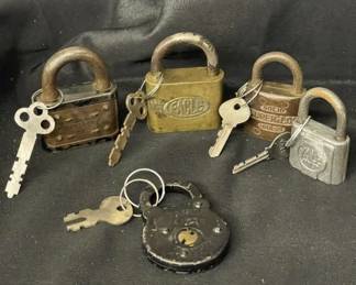 Lot # : 703v - Group of vintage padlocks w/ keys
