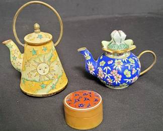 Lot # : 132 - Group of enameled miniature teapots and pill box
