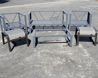 Lot # : 687 - 6 piece patio set - 1 love seat, 2 chairs,
2 footstools, coffee table 