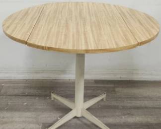 Lot # : 504 - Round drop leaf table
