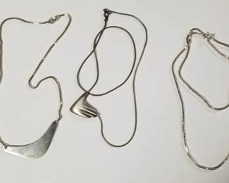 Lot # : 290 - 3 Sterling silver necklaces
