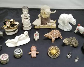 Lot # : 388 - Group of miniature figurines
