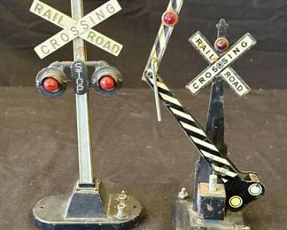 Lot # : 332z - Pair of vintage Lionel railroad crossing signals
