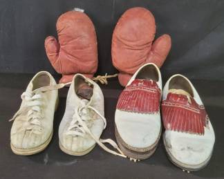 Lot # : 626 - Box of boxing gloves, golf shoes
