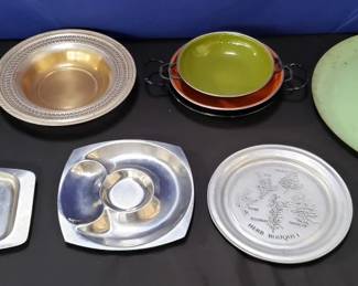 Lot # : 304 - Group of serving dishes and pans

