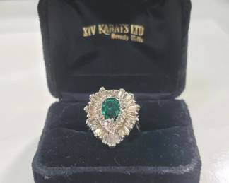Lot # : 210 - Silver ring w/green stone
