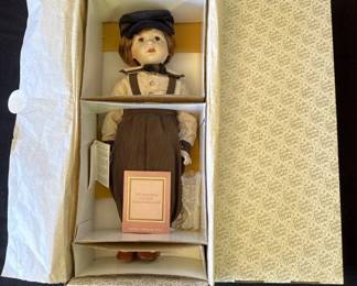 Lot # : 258z - Franklin Mint Coca-Cola porcelain doll

