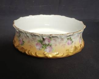 Lot # : 739 - Limoges T & V France bowl
