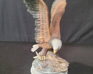 Lot # : 127 - Porcelain eagle sculpture
