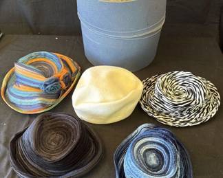 Lot # : 259z - 5 Costume hats with vintage hat box
