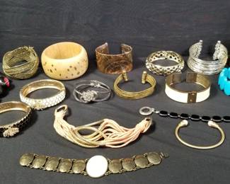 Lot # : 539 - Group of bracelets

