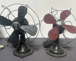 Lot # : 425 - Pair of vintage Westinghouse Electric desk fans
