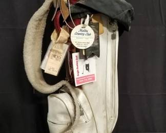 Lot # : 599 - Billy Barty golf club set with bag
