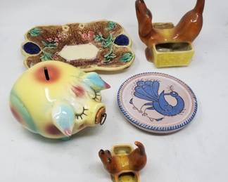 Lot # : 334 - Group of ceramics – piggy bank, vase, plate
