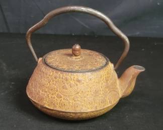 Lot # : 635 - Vintage Asian cast iron tea pot
