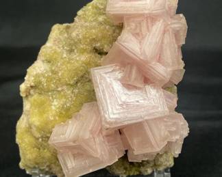 Lot # : 618v - Pink halite specimen
