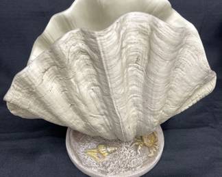 Lot # : 500v - Composite seashell lamp
