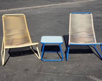 Lot # : 673 - 3 piece aluminum and rubber string chairs & end
