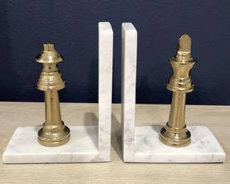 Lot # : 644v - King and queen chess piece bookends
