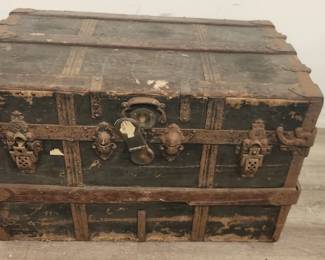 Lot # : 499 - Crouch & Fitzgerald vintage trunk
