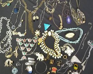 Lot # : 543 - Group of costume jewelry
