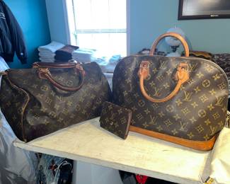 3 PIECES OF LOUIS VUITTON - BELIEVED TO BE AUTHENTIC