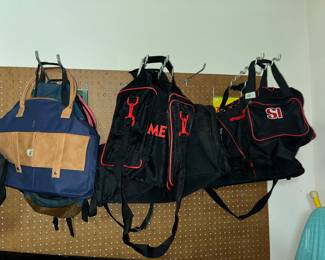 LOTS OF CARRY BAGS / EQUIPMENT BAGS