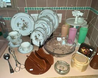 SET OF ENGLISH WEDGEWOOD "OLD CHELSEA" CHINA