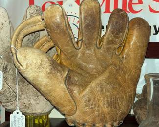 VINTAGE PEEWEE REESE GLOVE