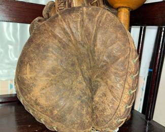 ANTIQUE CATCHERS MITT