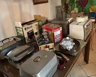 Kitchen small appliances most of them new 