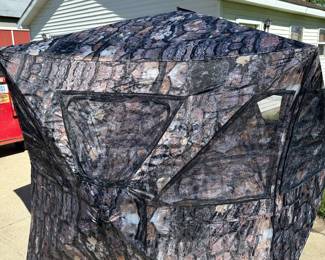 EXCELLENT See Through Ground Hunting 3 Person Hunting Blind!