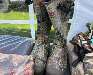This is a fantastic pair of Cabela’s zoned comfort track 2000 g thinsulate insulated rubber boots.