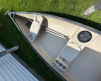 This is an absolute beautiful 14' Water Quest Canoe! It is in EXCELLENT condition with the original paddles included! Needs a good cleaning, it was in the rafters in the barn!