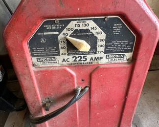 This is a great Lincoln AC – 225 – S Arc welder it’s great use for welding various materials!