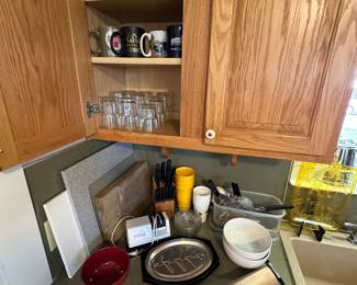 Lots of great typical every day kitchenware!