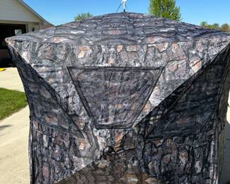 EXCELLENT See Through Ground Hunting 3 Person Hunting Blind!