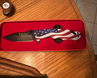 A nice commemorative knife in a beautiful tin