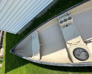 This is an absolute beautiful 14' Water Quest Canoe! It is in EXCELLENT condition with the original paddles included! Needs a good cleaning, it was in the rafters in the barn!