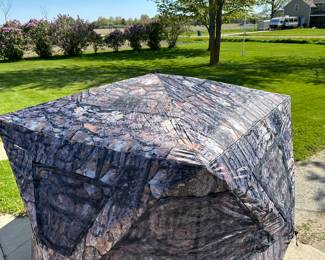 EXCELLENT See Through Ground Hunting 3 Person Hunting Blind!