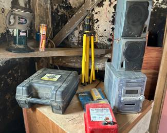 A nice barn, stereo and a couple of work lights