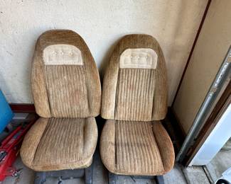 This is just a really great pair of vintage bucket seats!