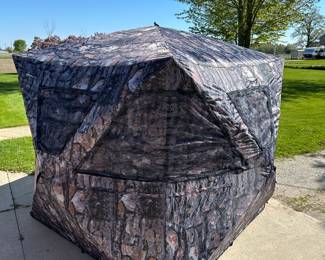 EXCELLENT See Through Ground Hunting 3 Person Hunting Blind!
