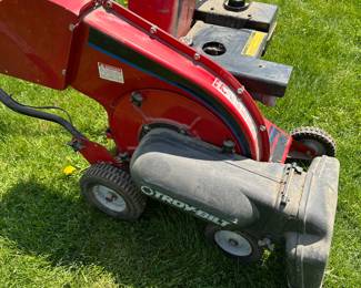 Another terrific Troy-Built Piece! Troy-Bilt Chipper / Vac Self Propelled!