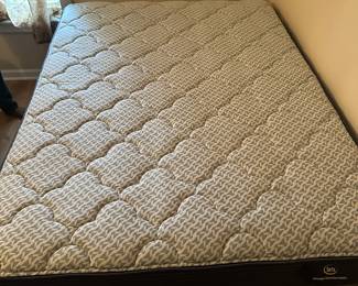 Now we are in the house for the first time. Working in the bedroom first, here we have a QUEEN size bed complete and in NEAR mint condition!
