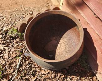 Cast iron pot