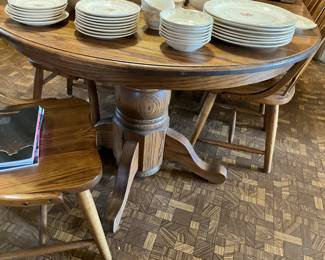 Wonderful Oak Table with 8 chairs - two leaves, Absolutely wonderful.