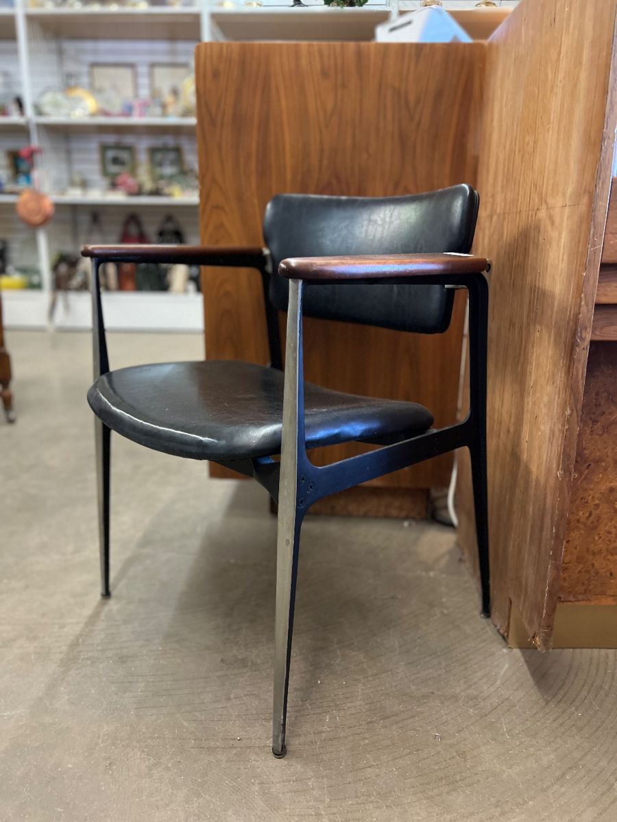 Dan Johnson Shelby Williams for Crucible Leather and Walnut Swivel Back Armchair.