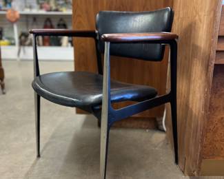 Dan Johnson Shelby Williams for Crucible Leather and Walnut Swivel Back Armchair.