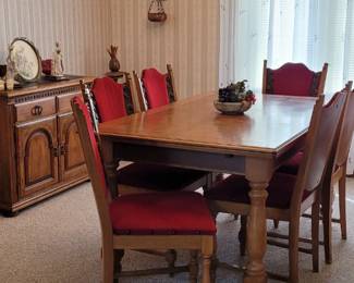 Lovely dining room with vintage dining set, table is expandable